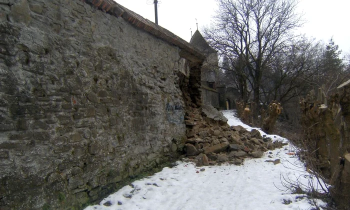 O porțiune din zidul de incintă al Cetății Medievale Sighișoara s a prăbușit / FOTO  jpeg