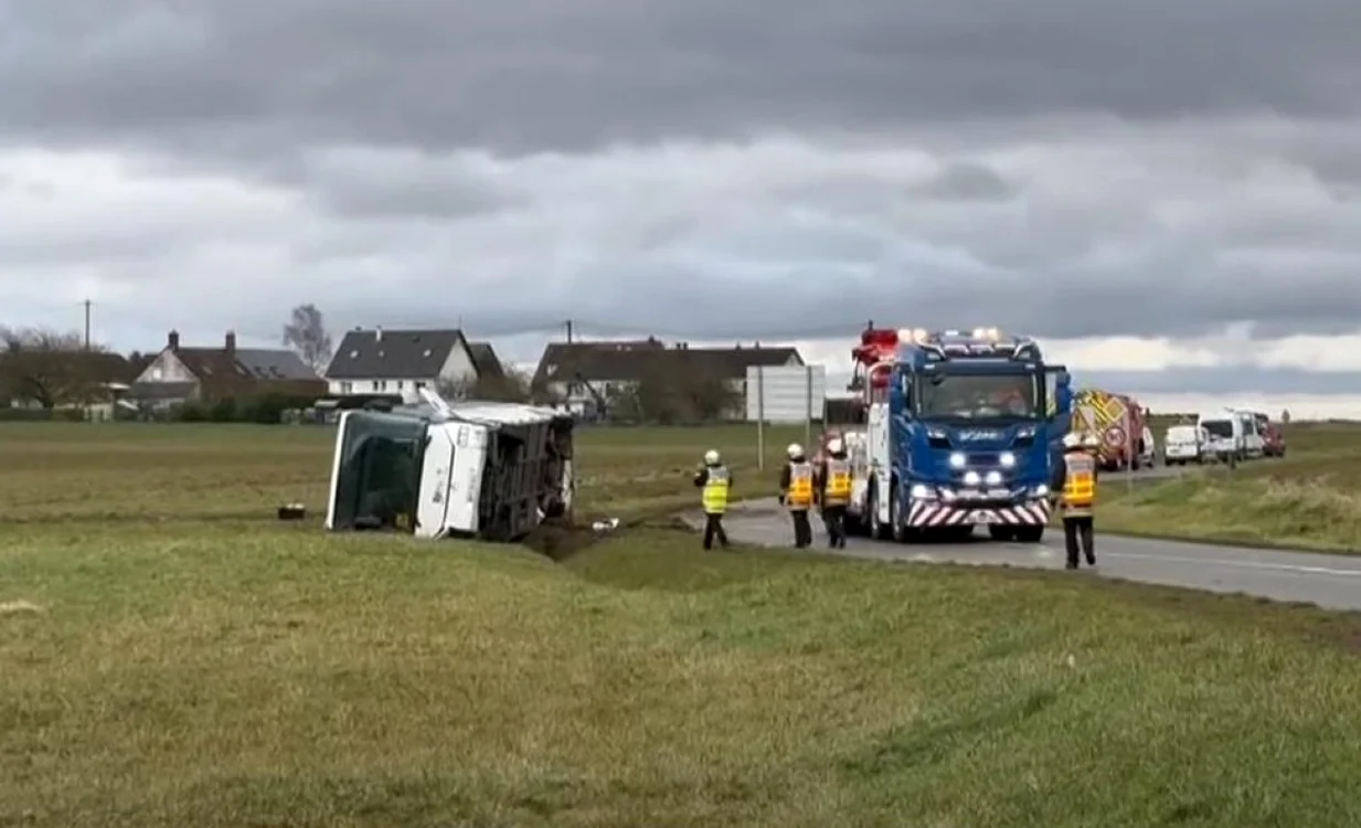 Autobuzul şcolar s-a răsturnat într-o curbă, pe un drum din Franţa. Foto: captură video