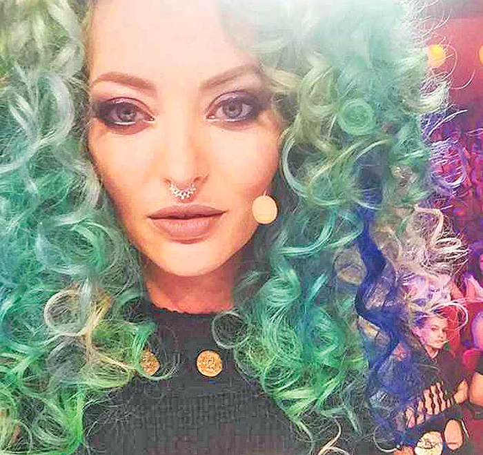 
    Delia Matache  are inel în nas,  precum  indiencele  