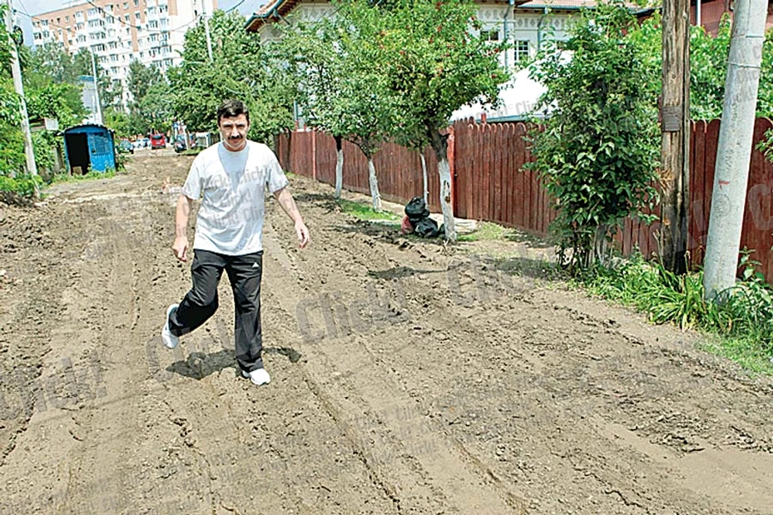 Strada Dantelei: Apa ajunge până la genunchi