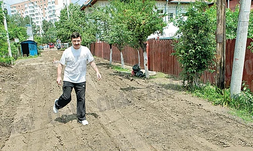 Strada  Dantelei: Apa ajunge până  la genunchi jpeg