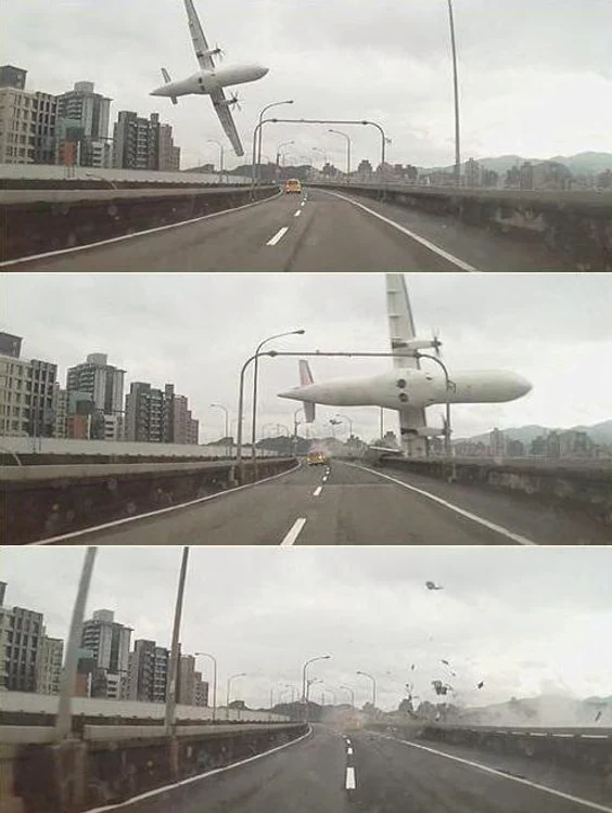 Imagini surprinse de camera de bord a unei maşini ce traversa podul lovit