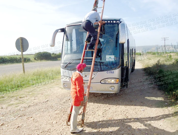 Al doilea autocar  s-a stricat pe drum.  Şoferul a lipit  parbrizul cu  bandă skotch