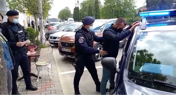 
    Ce ascundea Daniel în buzunarFOTO: Captura video jandarmerie  