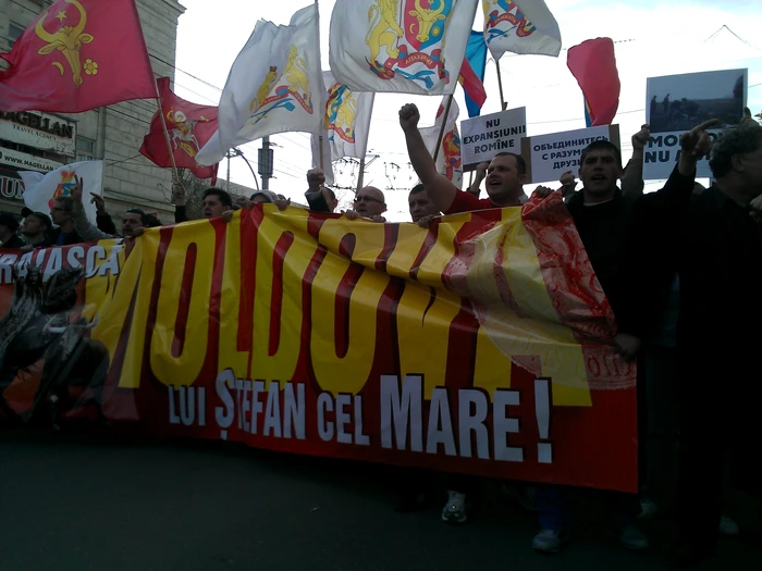 "Patrioţii Moldovei" îi împiedică pe participanţii la Marşul Unirii să ajungă în Piaţa Marii Adunări Naţionale