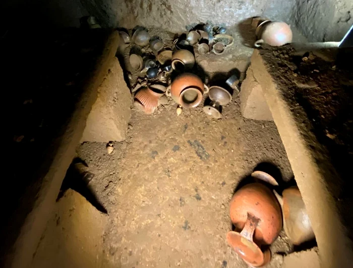 Mai multe obiecte intacte au fost găsite în mormânt / foto: Jerolyn Morrison