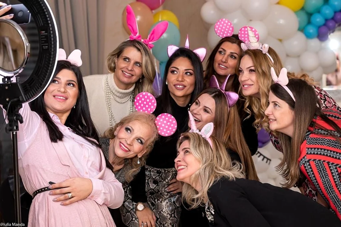Valentina Pelinel, la petrecerea de baby-shower pentru cele două fetiţe ale sale 