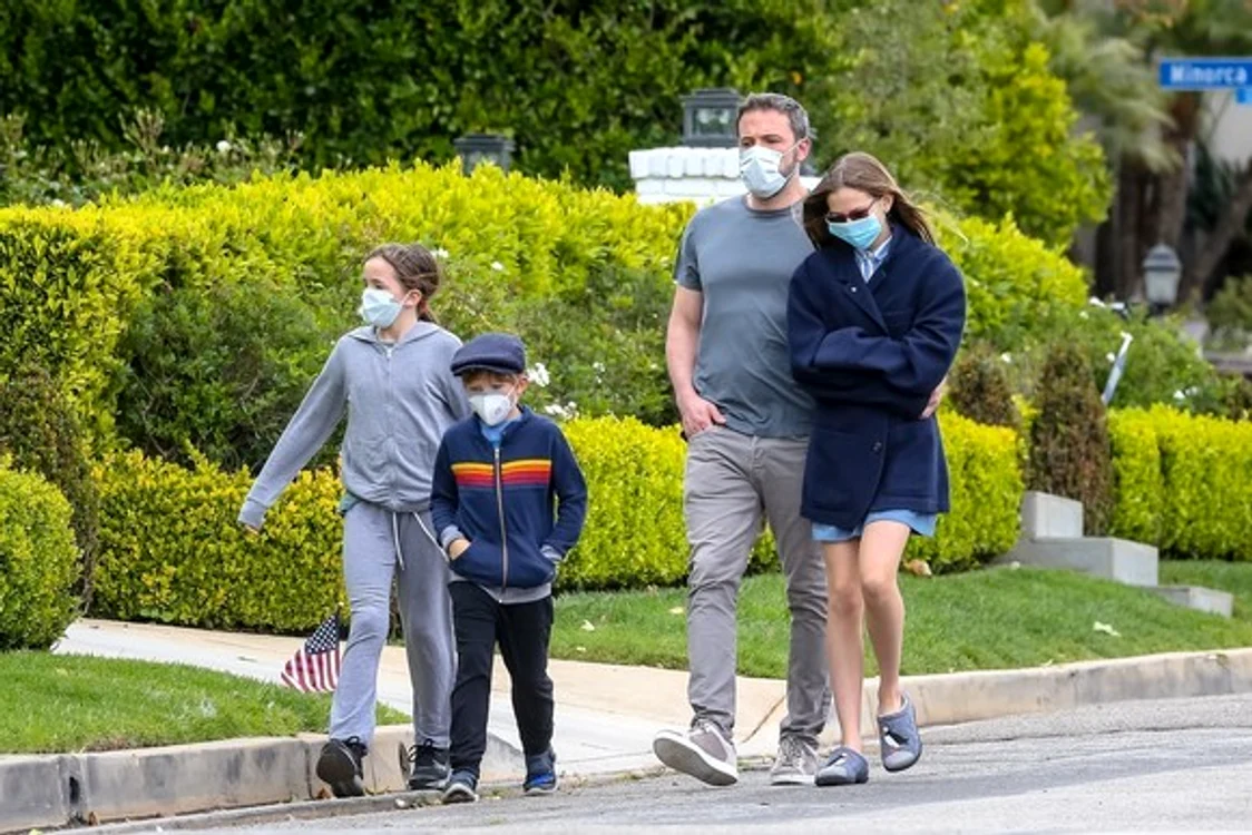 Ben Affleck încearcă să fie un tată bun pentru cei trei copii pe care îi are din marajul cu actrița Jennifer Garner