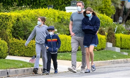 Ben Affleck încearcă să fie un tată bun pentru cei trei copii pe care îi are din marajul cu actrița Jennifer Garner jpeg
