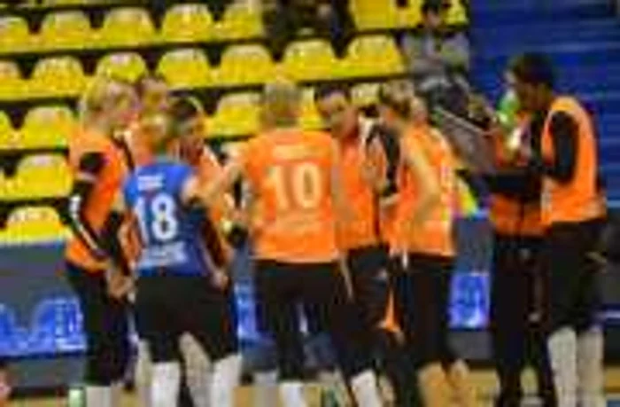 Echipa de volei a Clubului Sportiv Municipal Târgovişte înfruntă prim-divizionara din Bulgaria