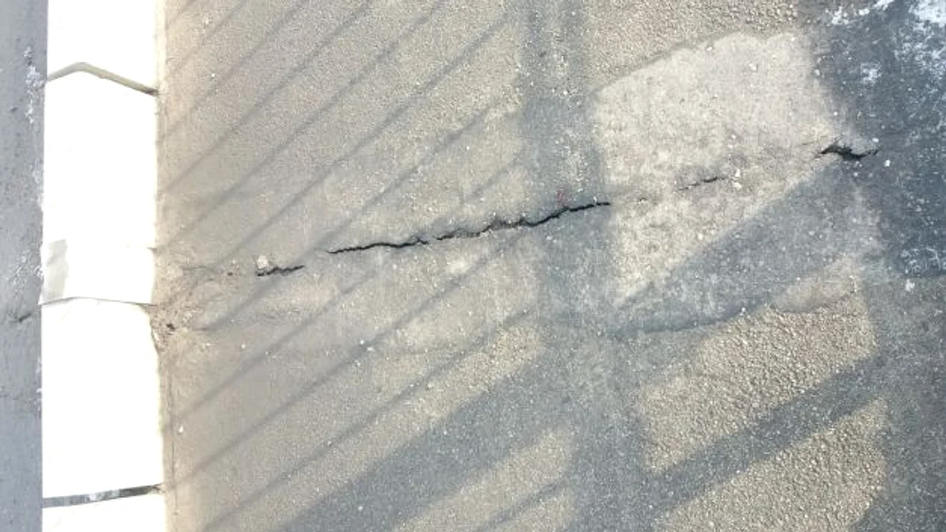 La nici cinci ani de la modernizarea cu bani europeni, un pod din PiteÅti aratÄ ca dupÄ cutremur. PrimÄria Åi constructorul se ceartÄ pe imputarea vinei