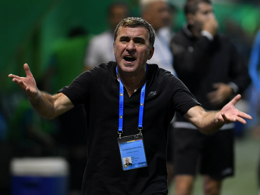 
    „Regele” a luat foc pe doi dintre foştii săi colegi de la naţională după ce în timpul meciului cu FCSB a vrut să-şi bată antrenorul cu portariiFOTO: Sportpictures.eu  