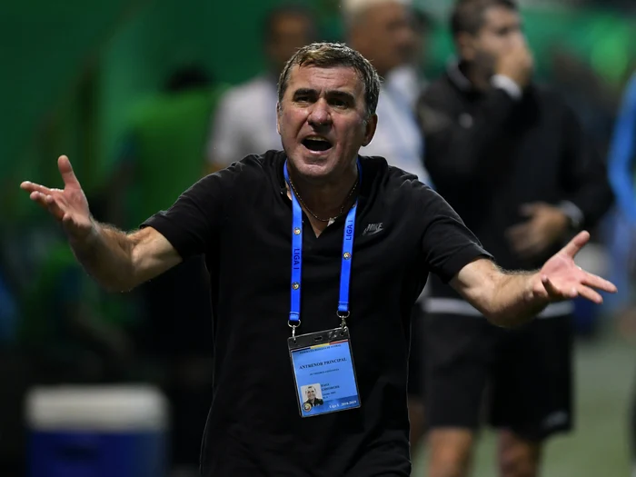 
    „Regele” a luat foc pe doi dintre foştii săi colegi de la naţională după ce în timpul meciului cu FCSB a vrut să-şi bată antrenorul cu portariiFOTO: Sportpictures.eu  