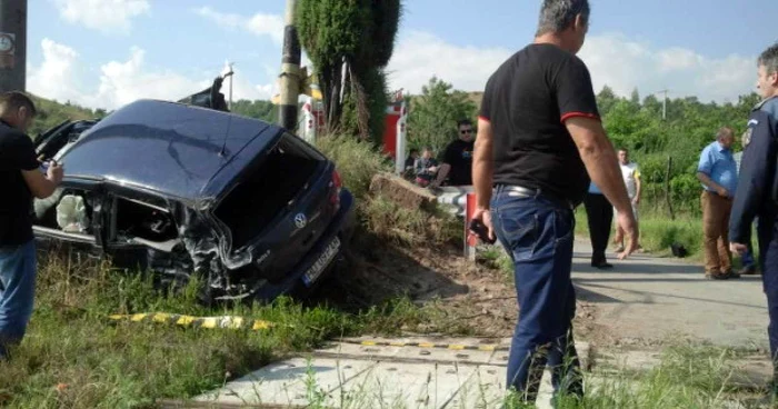 Femeia a scăpat teafără în urma accidentului în care au fost implicate maşina şi trenul. FOTO: zhd.ro