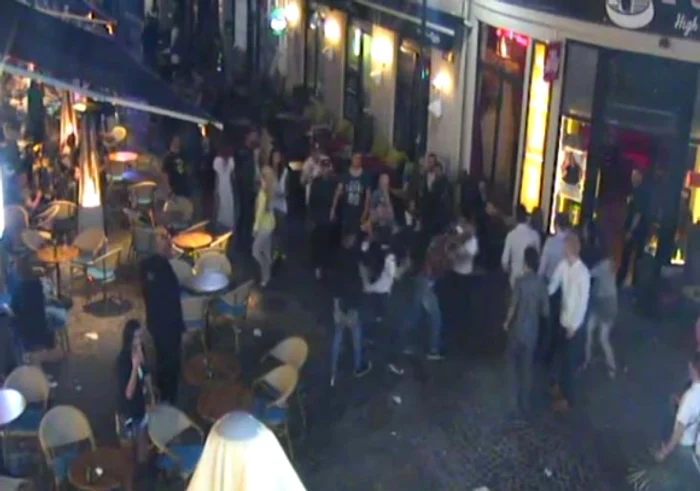 
    Camerele de supraveghere din Centrul Vechi au surprins scena înjunghierii  