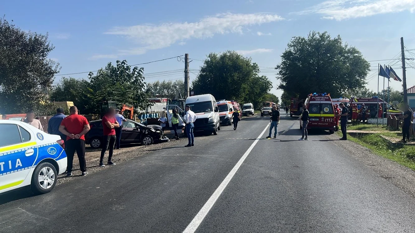 Șase din cele 21 persoane implicate în accident au fost transportate la spital FOTO: martor