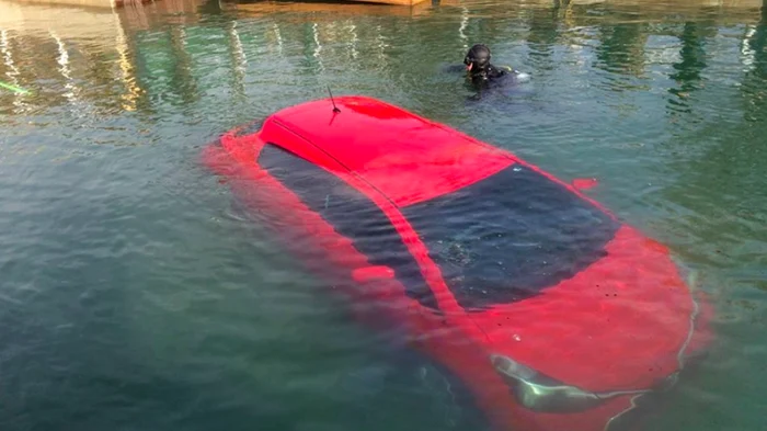 Abia a doua zi a fost scoasă mașina din lac, cu ajutorul autoritățilorfoto: Facebook