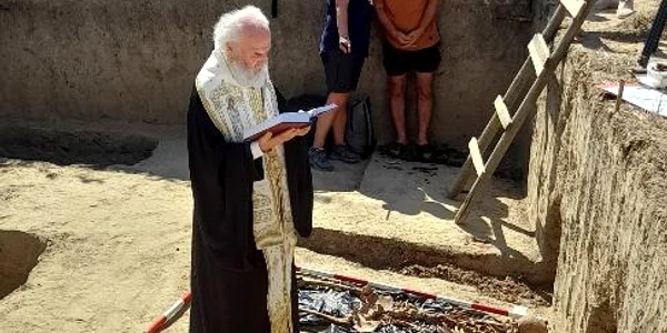 arhiepiscopul Dunarii de Jos in groapa unde s au gasit cei opt morti jpeg