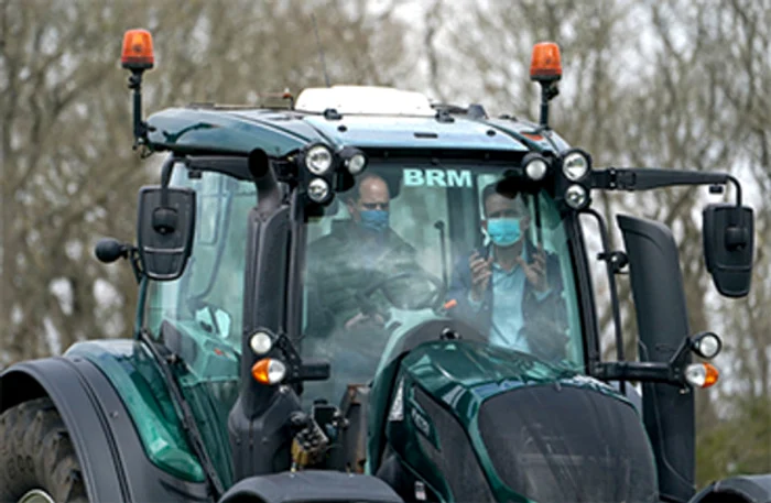 
    Prinţul William s-a plimbat cu tractorul la o fermă din DurhamFoto: Getty Images  
