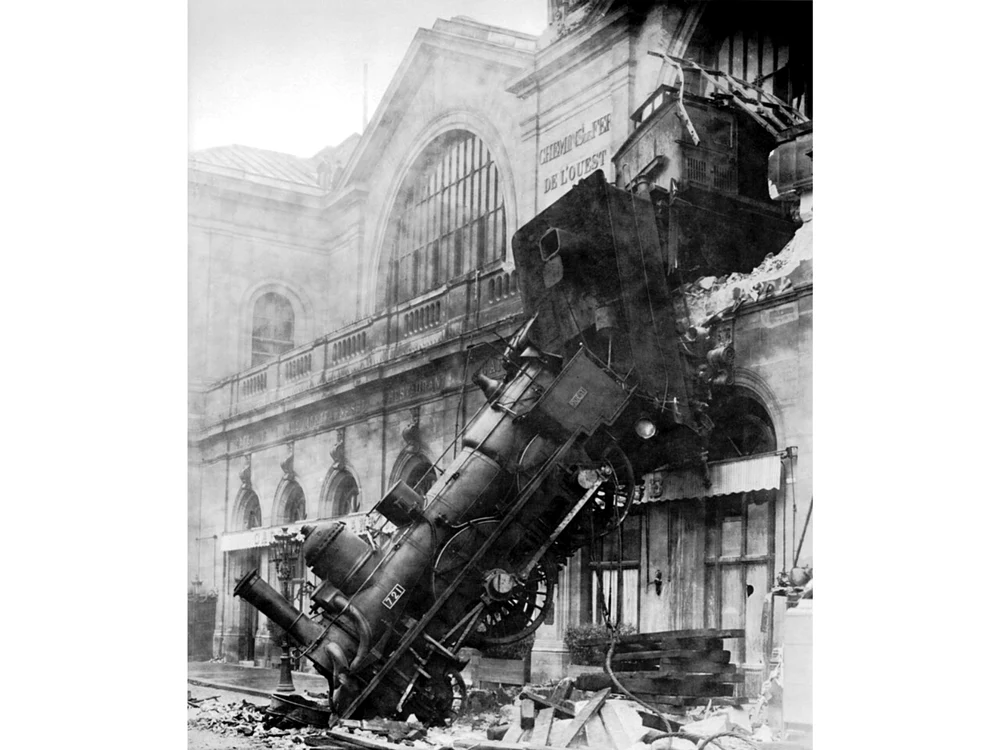 Un tren a trecut de linie si a iesit prin peretii garii  Montparnasse foto wikipedia png