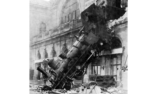 Un tren a trecut de linie si a iesit prin peretii garii  Montparnasse foto wikipedia png