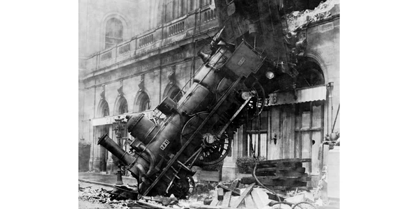Un tren a trecut de linie si a iesit prin peretii garii  Montparnasse foto wikipedia png