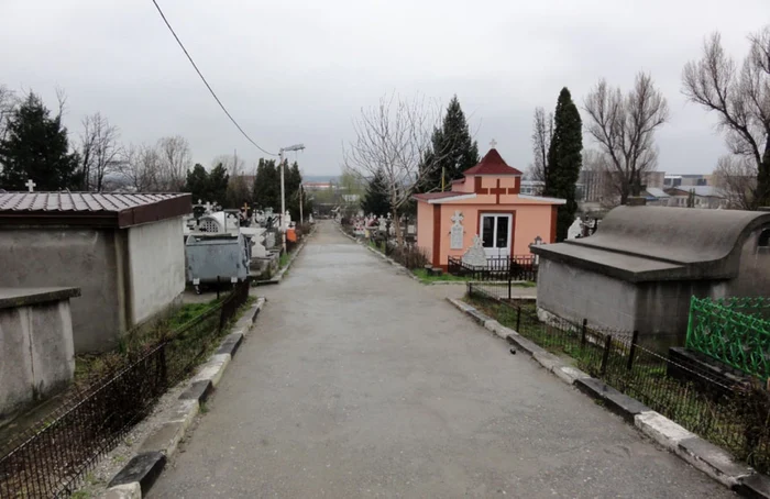 Cimitirul din Slatina despre care se spune că ar adăposti banii lui Darius Vâlcov (FOTO: Mugurel Manea)