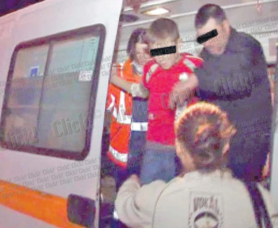 
    Băiatul a primit îngrijiri  medicale în ambulanţă  