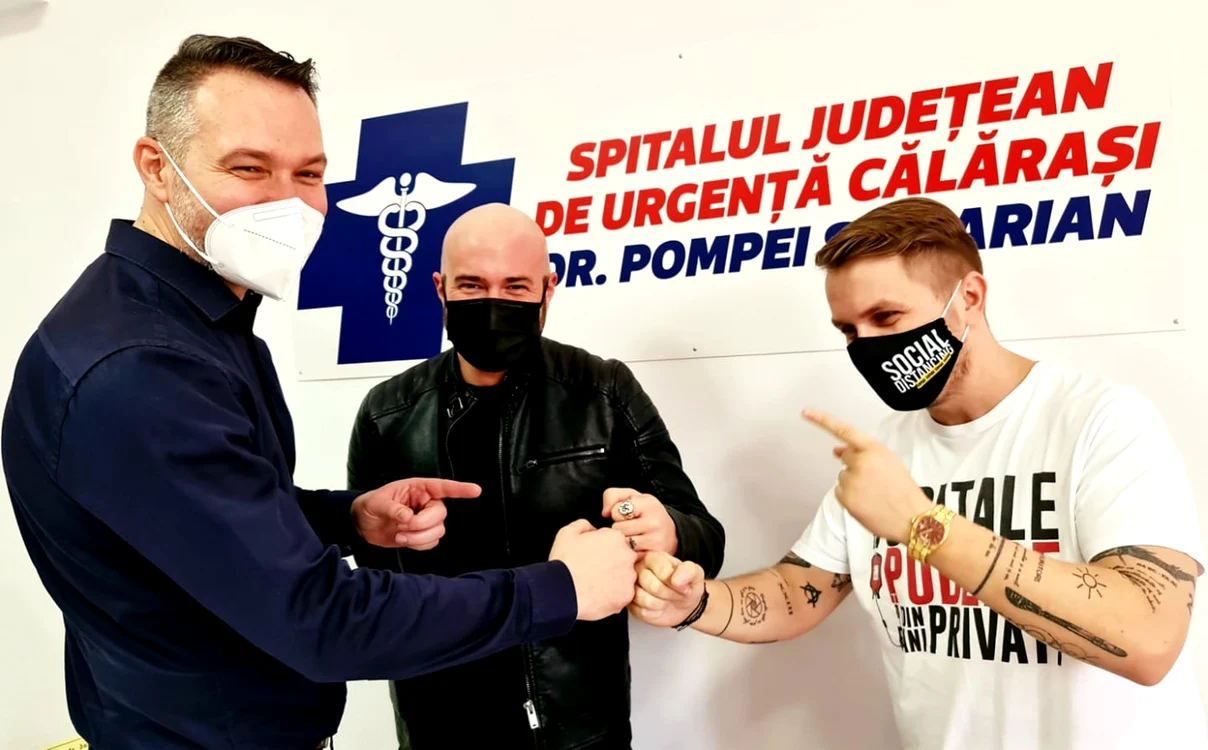 Mihai Benadeac şi Codin Maticiuc, alături de managerul spitalului din Călăraşi FOTO Facebook/Bogdan Mihai
