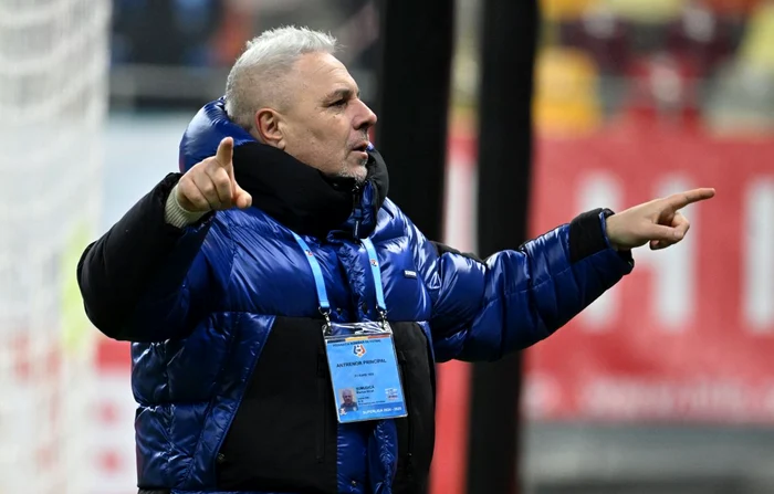 Marius Șumudică e foarte mândru de geaca norocoasă (FOTO: Sportpictures)