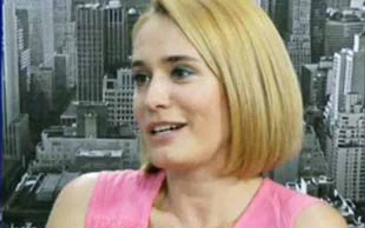 
    Andreea Esca  