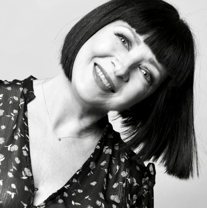 Neti Sandu are 62 de ani, dar trecerea timpului nu a lăsat amprente pe chipul ei 