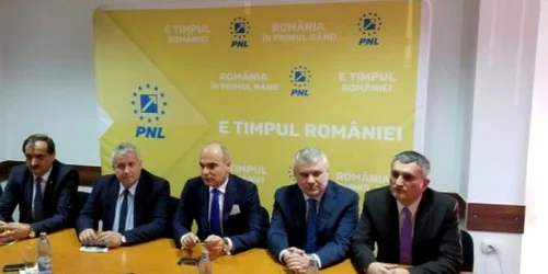 Rareş Bogdan la Vâlcea la strângere de semnături pentru europarlamentare Foto timpuldevalcea net