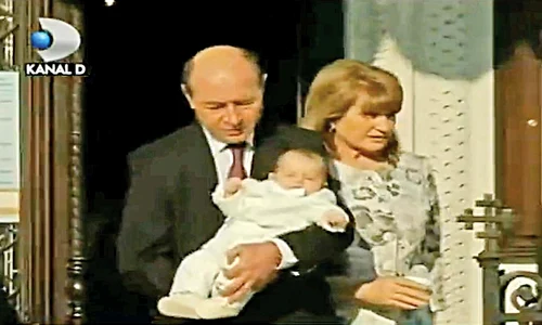 Băsescu a ieșit cu nepotul din biserică, alături de soţie jpeg