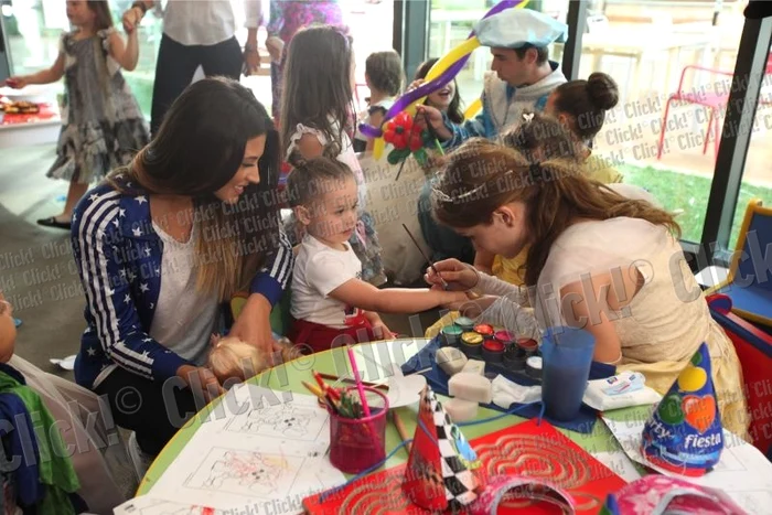 Antonia a stat tot timpul lângă fetiţa ei, Maya, la evenimentul din restaurantul Salt. (Foto: Sever Gheorghe)