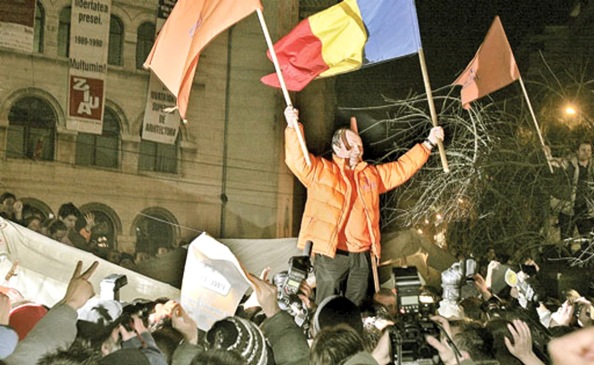
    Traian Băsescu  a sărbătorit victoria  în Piaţa Universităţii  