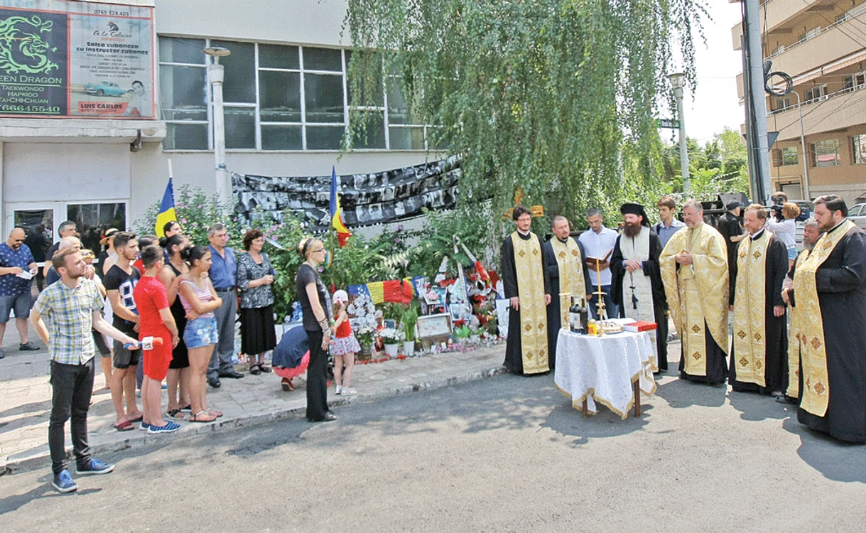 
    Altarul din faţa clubului Colectiv a rămas şi acum, la 9 luni de la tragedie. Aici sunt în permanenţă flori proaspete, lumânări aprinse şi fotografii ale celor dispăruţiFoto: Dorin Constanda  