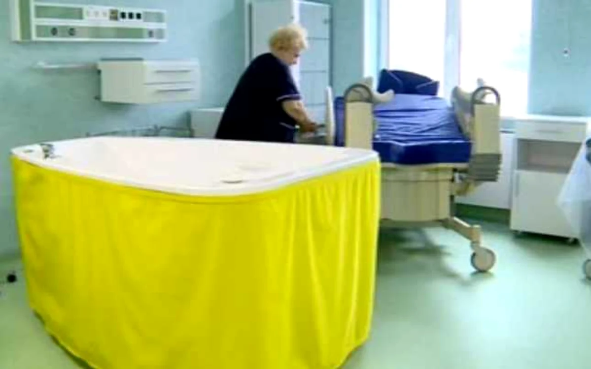 Cada pentru naşteri sub apă este improprie