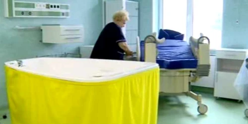 Cada pentru naşteri sub apă este improprie
