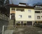 Foto Video Pământul a luat-o la vale în Băile Olăneşti. Două familii riscă să rămână fără locuinţe