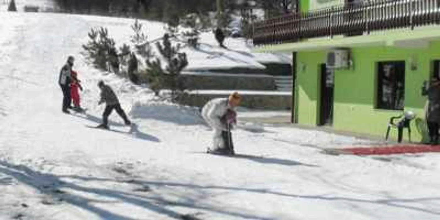 Dacă vremea va ţine cu ei, turiştii se vor putea da cu schiurile