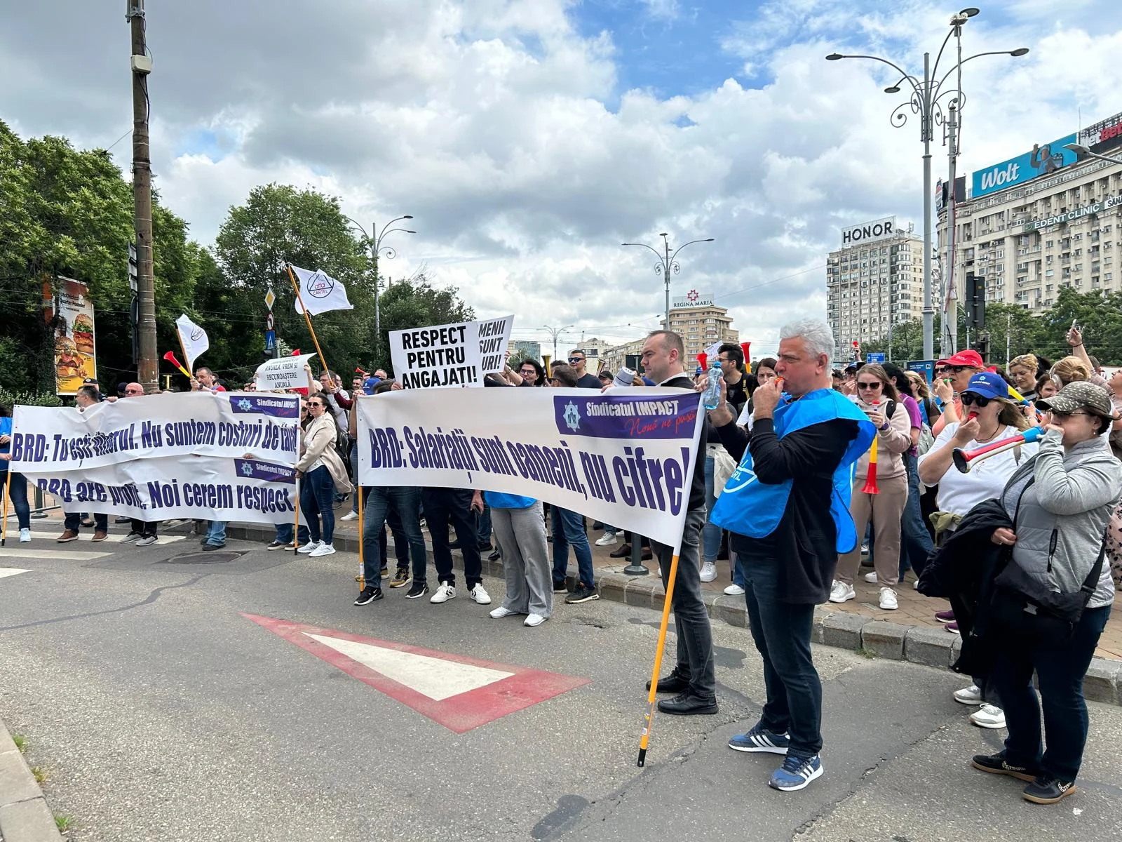 Angajații unei mari bănci din România au ieșit în stradă: „Fără noi, banca nu există”. „Salariații sunt oameni, nu cifre”