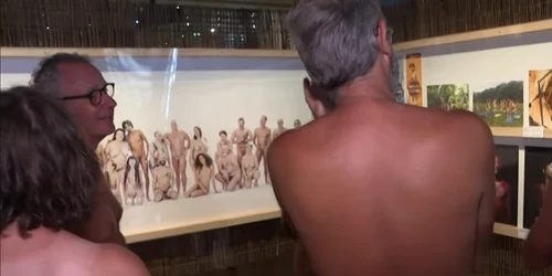 Expoziție nudistă pentru vizitatori goi pușcă în Marsilia Franța Captură video RFI 