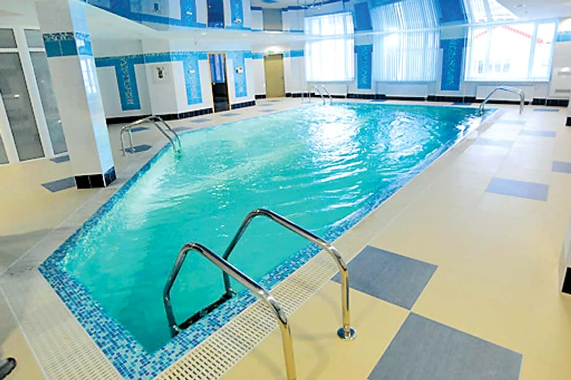 Fotbaliştii se relaxează  la piscină după  antrenamentele grele