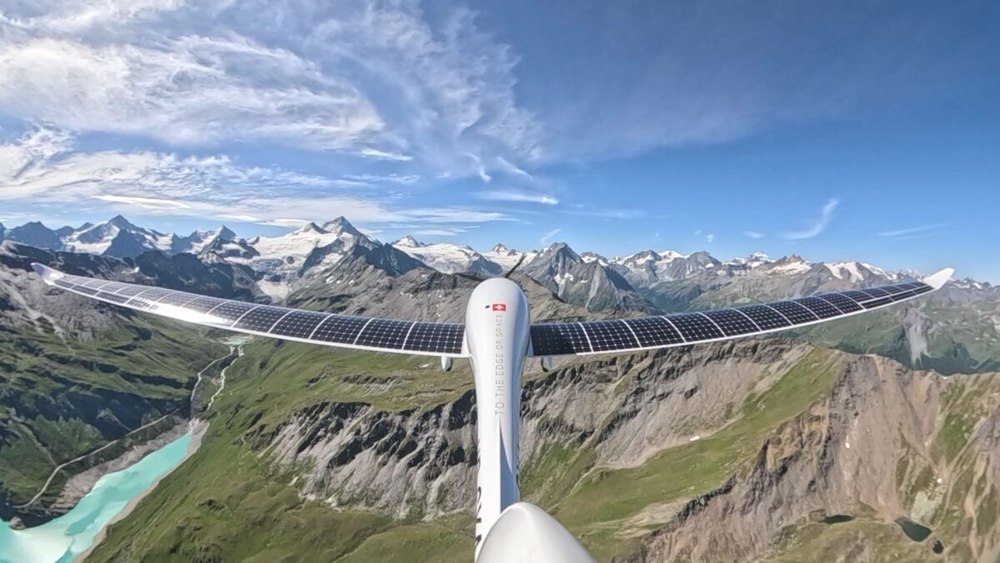 Un avion solar a reuşit să depăşească altitudinea de 9.500 de metri. A întâlnit în zbor un avion de linie