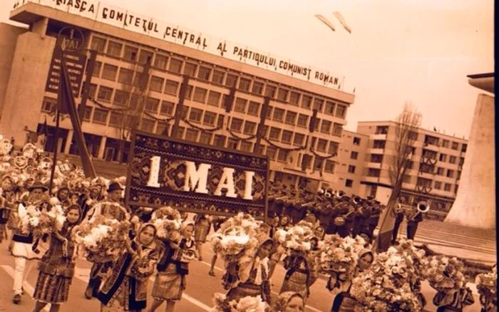 Pe vremea comunismului, ziua de 1 Mai începea cu defilări grandioase la care participau mii de persoane