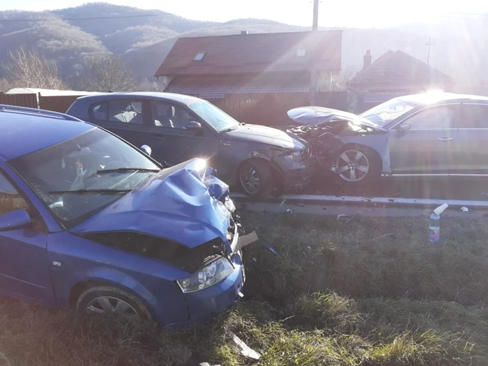 Accident cu şase persoane implicate printre care doi copii - unul fiind sugar în Râmnicu Vâlcea DN 67 la Căzăneşti Foto Adevărul