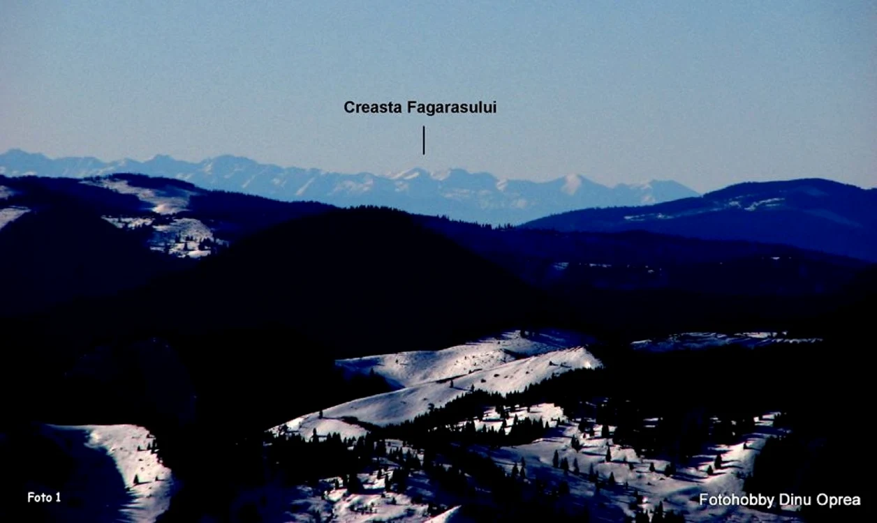 Munţii Făgăraş văzuţi din Ceahlău (La Pălărie) FOTO: Dinu Oprea
