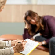 Femeie la terapeut - tulburare de personalitate borderline