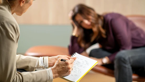 Femeie la terapeut - tulburare de personalitate borderline